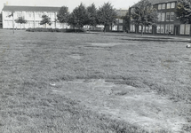 502928 Gezicht op het plantsoen tussen de Schutstraat en de Laan van Engelswier (rechts) te Utrecht.